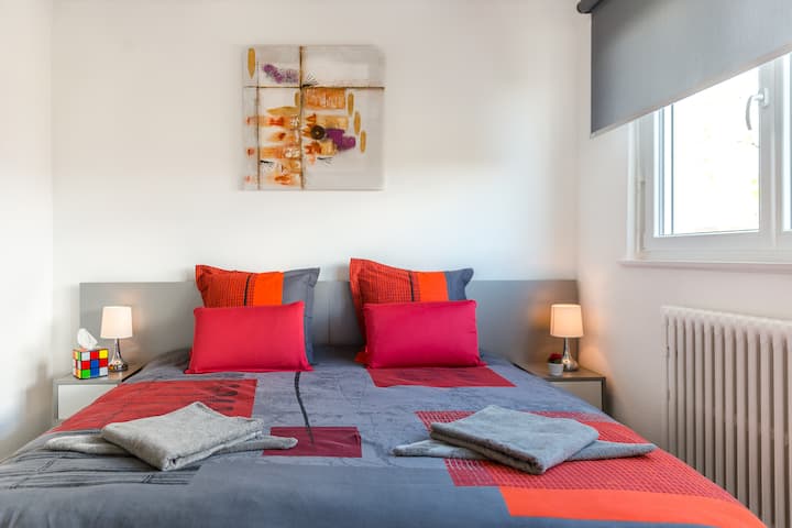 ■Dhoma e gjumit 2
Krevat i▪ madh prej  180 cm×190 cm i cili përbëhet nga 2 burime kuti dhe 2 dyshekë të rehatshëm prej 90 cm × 190 cm
▪Dhomë gjumi e përbërë nga një dollap muri dhe një kontroll i personalizuar.