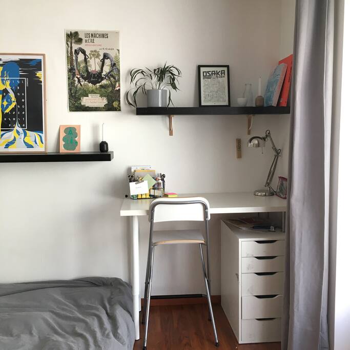 Bureau et lit sur la gauche