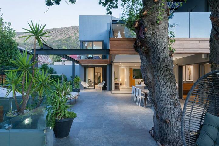 Modern Spacious family Urban Oasis Villa gallery image 4