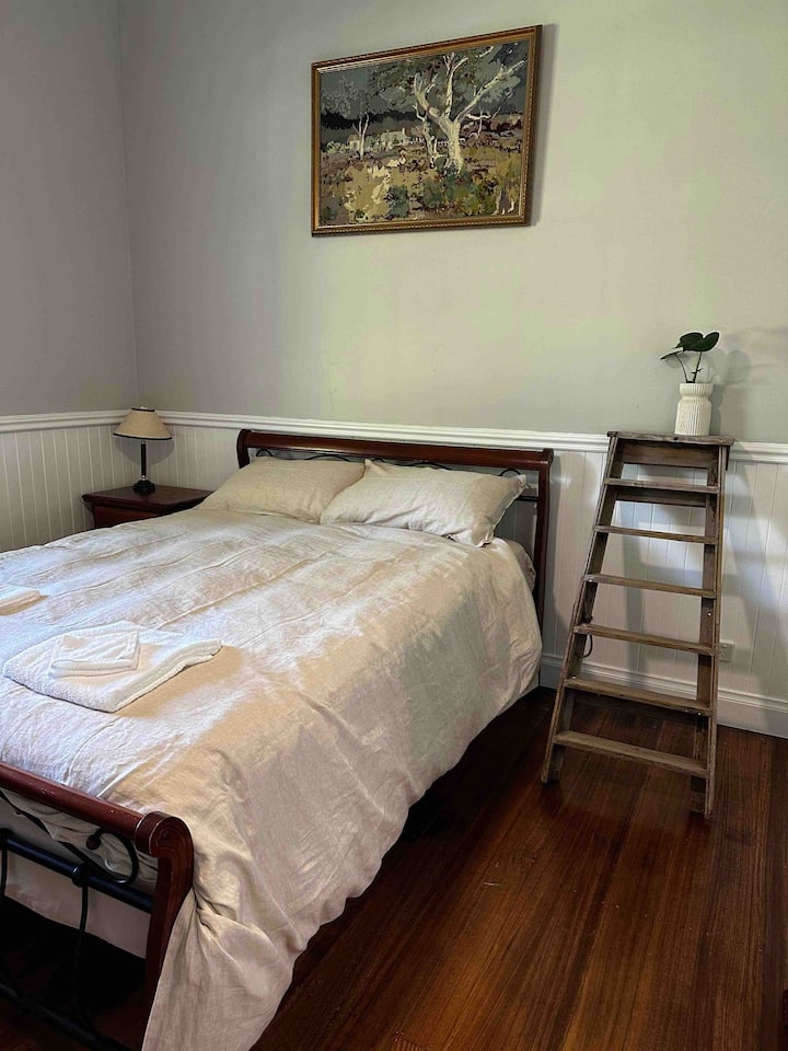 ห้องนอนรองพร้อมเตียงควีนไซส์ 