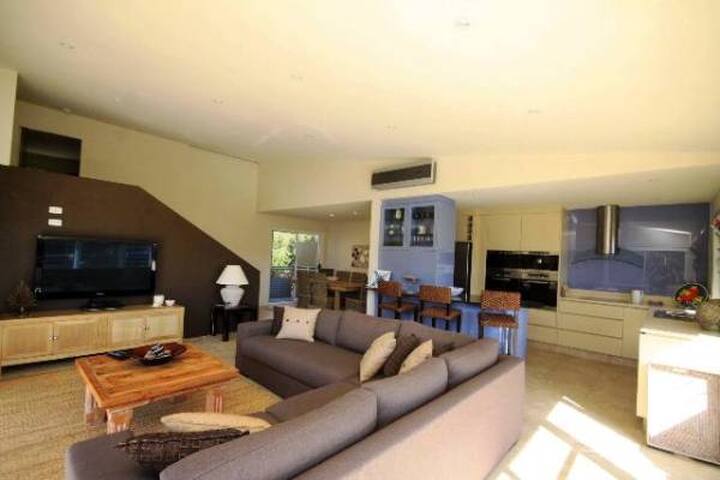 1st Wave Boomerang Beach gallery image 3