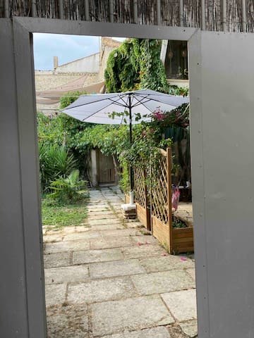 Entire home with 1 bedrooms in Nimes - Logement d’appoint meublé, court séjour calme.
