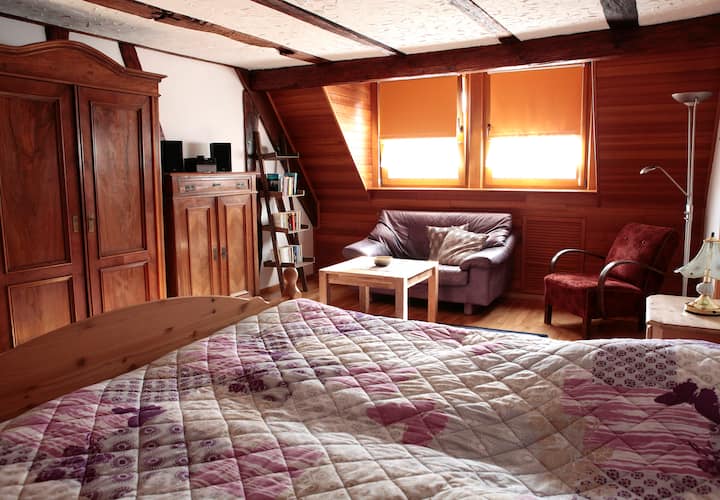 Საძინებელი ორადგილიანი საწოლით და მყუდრო კუთხით