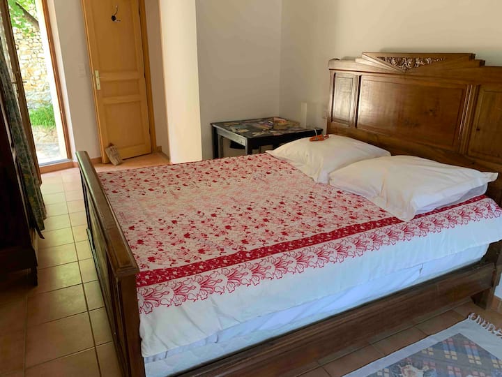Deuxième chambre qui donne sur la petite terrasse.
