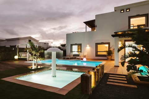 Villa Marabú. Dos Piscinas, Jacuzzi and Gimnasio.