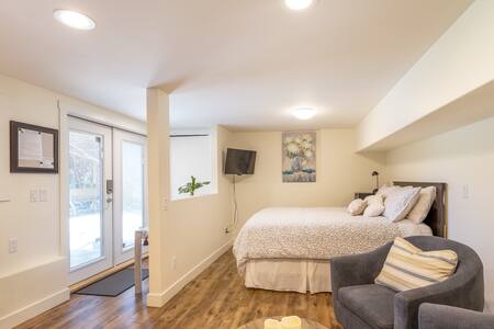 A Self Contained Studio Room - Near Knox Mountain