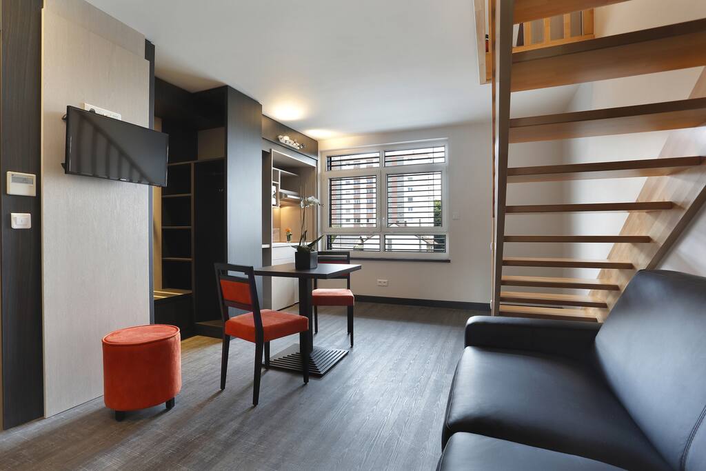 bas du duplex avec deuxième télévision