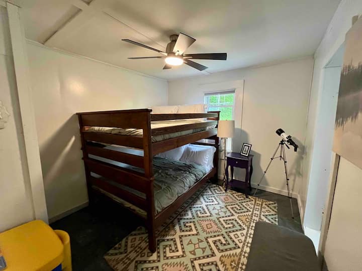 שתי מיטות קומתיים מלאות ממצות את המרחב, במיוחד אם מטיילים עם ילדים. הוספנו לאחרונה טלוויזיה חכמה המותקנת על הקיר בנכס הזה.