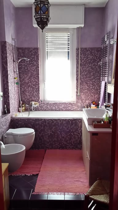 bagno con vasca e doccia