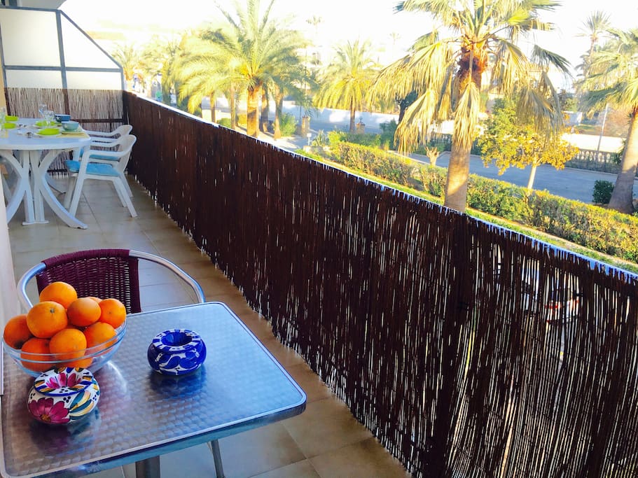 Deux petits endroits pour profiter de la terrasse.