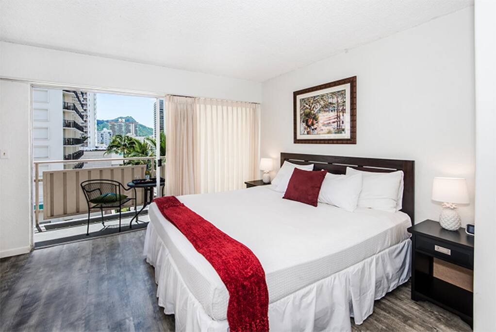 Cozy King Studio with Diamond Head View