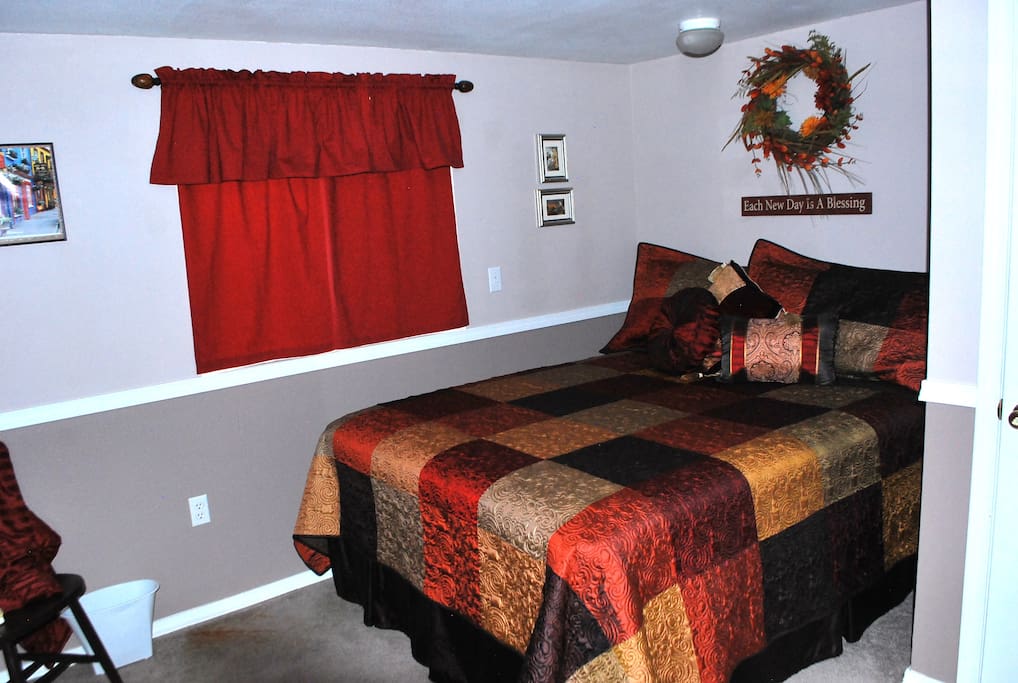Basement Private Room with queen bed