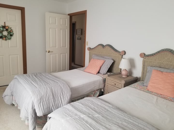 غرفة النوم 3 من أصل 3. 
شاهد الصورة الأخرى للحصول على الوصف الكامل.  الحمام عبر القاعة من هذه الغرفة.  الباب المغلق الموضح هو لغرفة المرافق حيث يوجد الفرن/الغسالة/المجفف.  يتم تضمين لوازم التنظيف أيضًا هنا. 