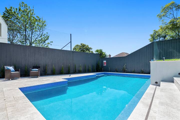 Stunning “Bellevue” Beach Home gallery image 3