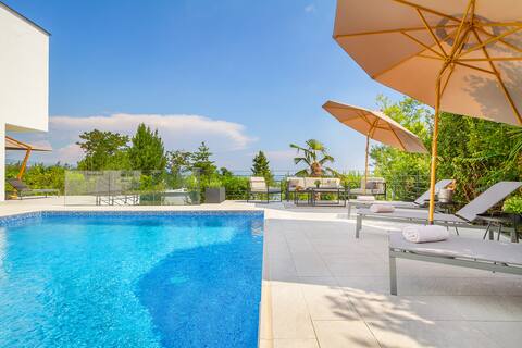 Villa Bardo, Opatija center, sea view, heated pool