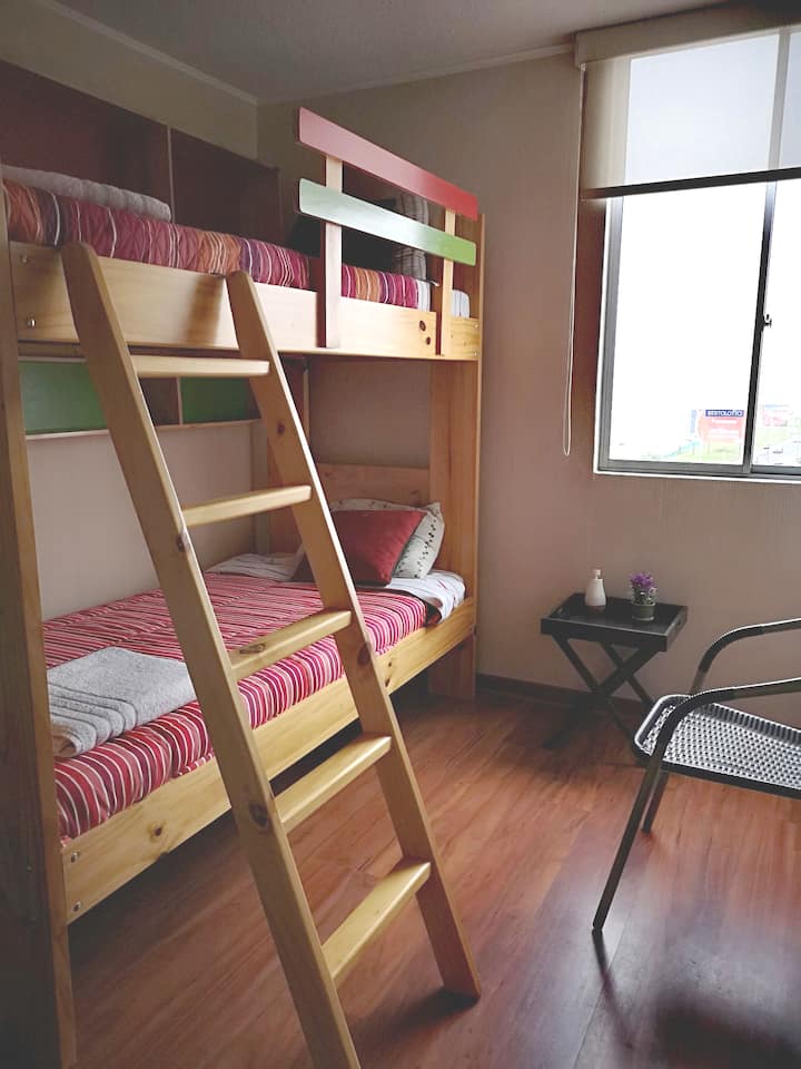 Chumba cha ziada kilichopambwa kimtindo kilichoundwa kwa ajili ya starehe na starehe. Furahia mwonekano wa kuvutia wa Visiwa vya Palominos, ukijaza sehemu hiyo mwanga wa asili na mazingira ya kupumzika. Kona bora kwa ajili ya nyakati zako za amani!