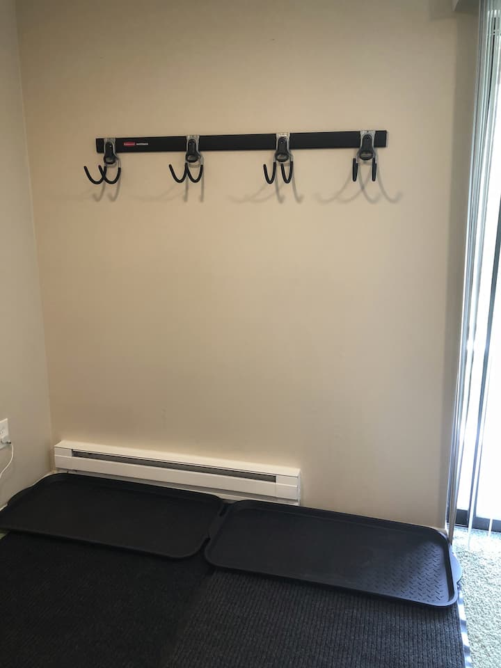 Eneo la vifaa vya ski, baiskeli za milimani, na midoli ya nje