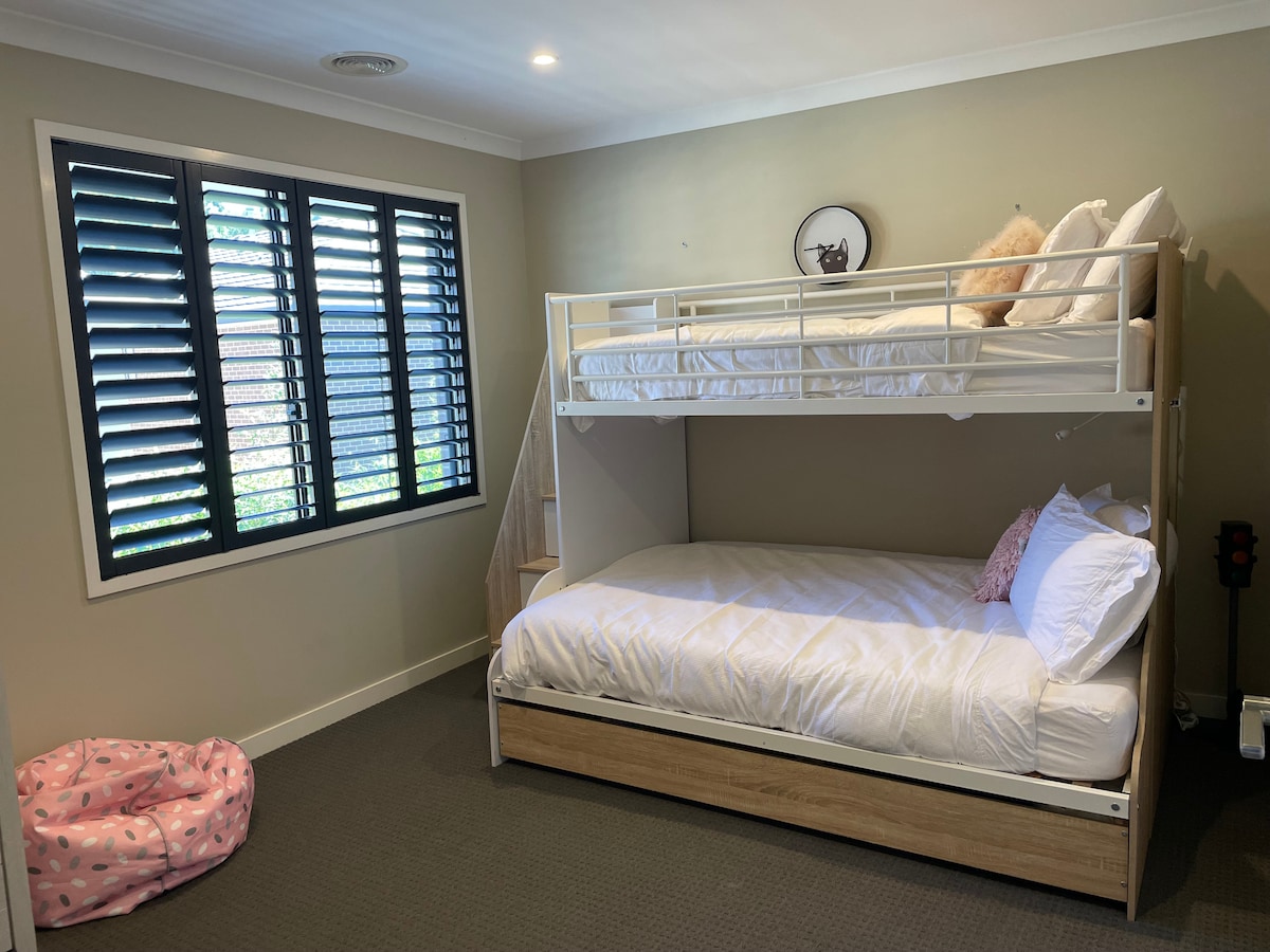 חדר שינה 4
מיטת קומתיים עם מיטה זוגית עם מדרגות
נבנה בחלוק ובארון מגירות