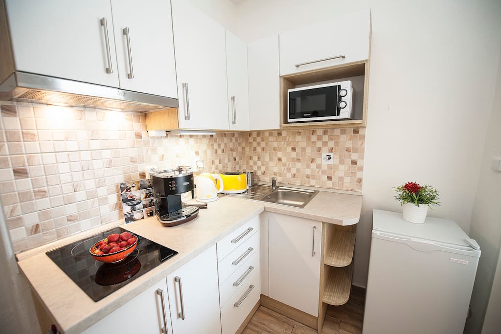 Kitchenette - there is touster, microwave, fridge, 2 rings hob, kettle and Delonghi Coffe Machine - tea and coffee is included. You will find there also salt & pepper & spicy, balsamico, ketchup and olive & classic oil.