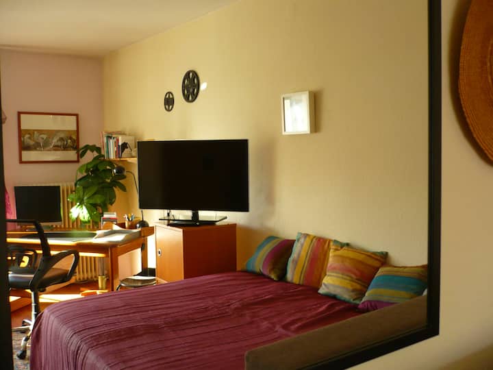 Vista al escritorio/espejo desde la cama