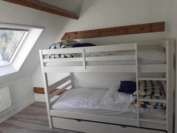 เตียงสองชั้น 2
เตียงเสริมสำหรับเด็ก 1 คนในลิ้นชักเตียงที่ด้านล่างของเตียงสองชั้นมีรูป
