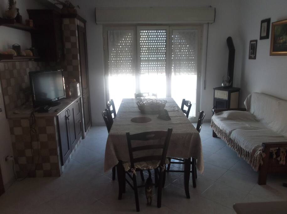 cucina con la stufetta a legna