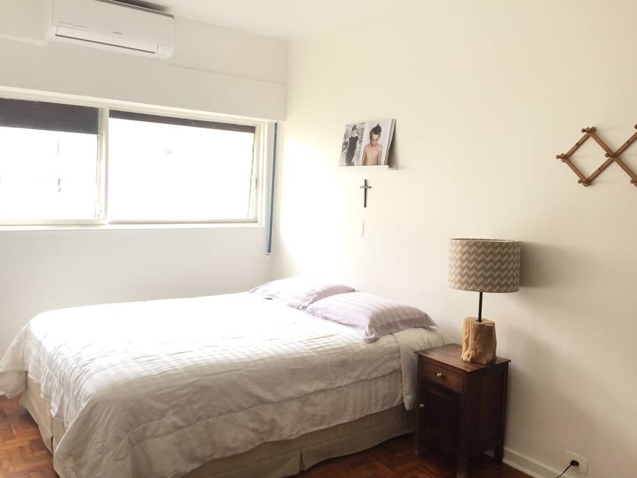 cama casal, tv a cabo e ar condicionado