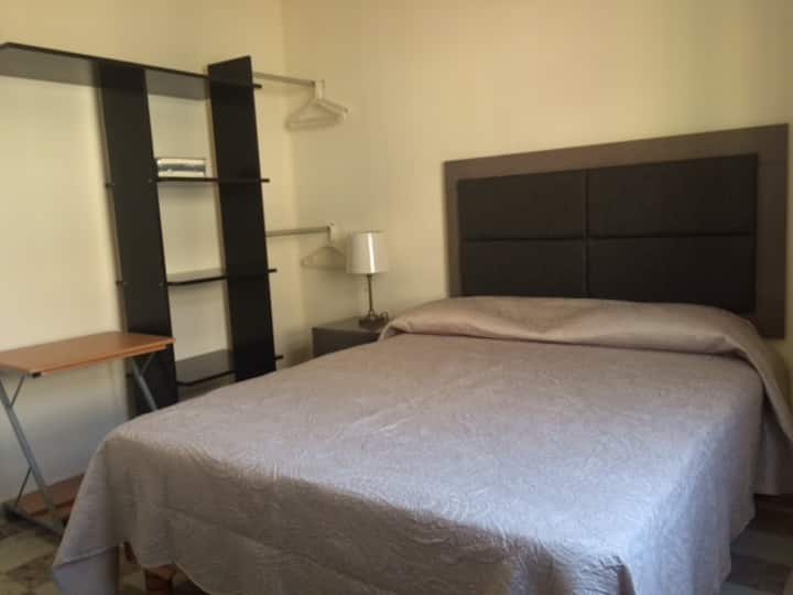 ห้องนอน 1
เตียงควีนไซส์ตู้เสื้อผ้าและวิวถนนโคลอน 