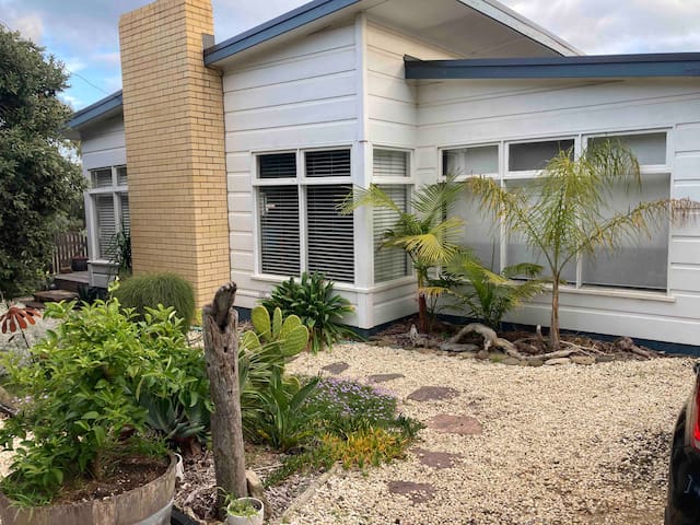 GREAT OCEAN RD 1960’s BEACH HOUSE.FENCED YARD.🐶