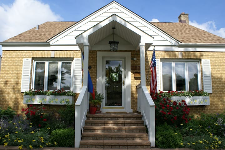 The Cape Cod in Riverside - The Sable Creek Room