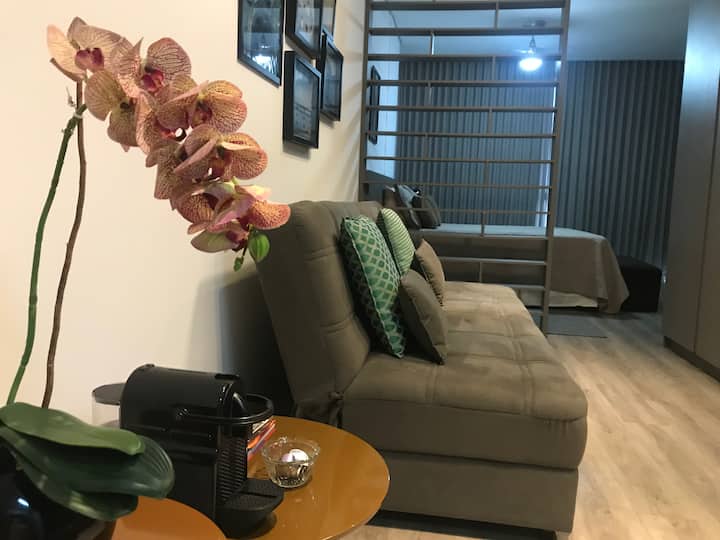 ลอฟท์วิวทั่วไปพร้อมโซฟาคู่ในห้องนั่งเล่น