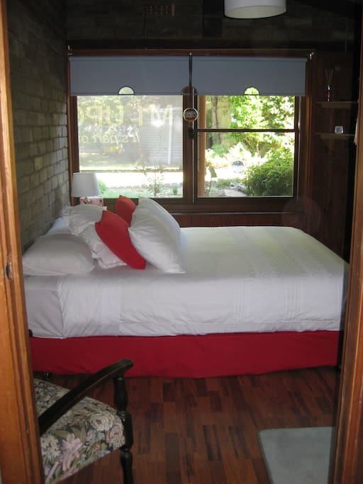 QUEEN SIZE BED.