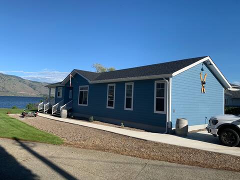 Fantastic Lakefront home in Desert Wine Country.