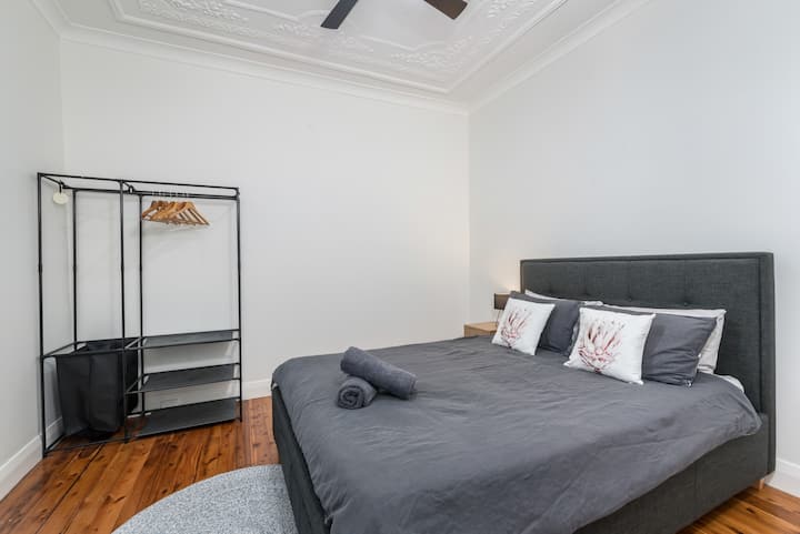 غرفة نوم ثانية بسرير بحجم ملكي ومروحة سقف وسخان زيت للشتاء.