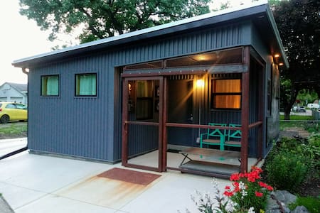 Tiny House 4 Blks LRT Peaceful and Private