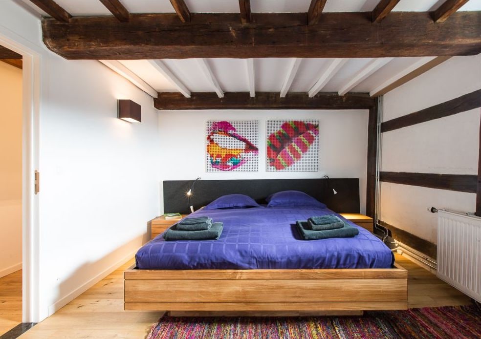 Апартман од страната на куќата. Кревет 180 см + кауч на спуштање со футон + туш кабина. Спие 2 возрасни лица, 2 деца