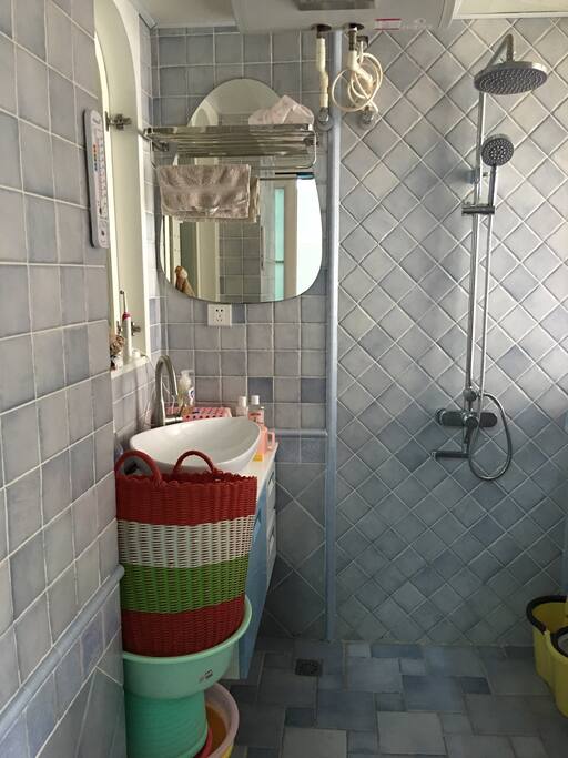 浴室,有热水器。bathroom with 24hr hot water