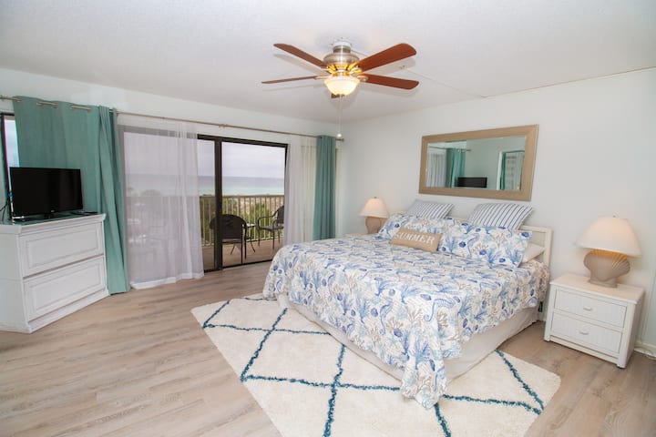 Enorme dormitorio principal con balcón privado.