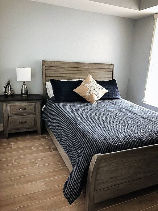 חדר שינה 1 עם מיטת קווין סייז, ארון גדול ושידה עם מראה.