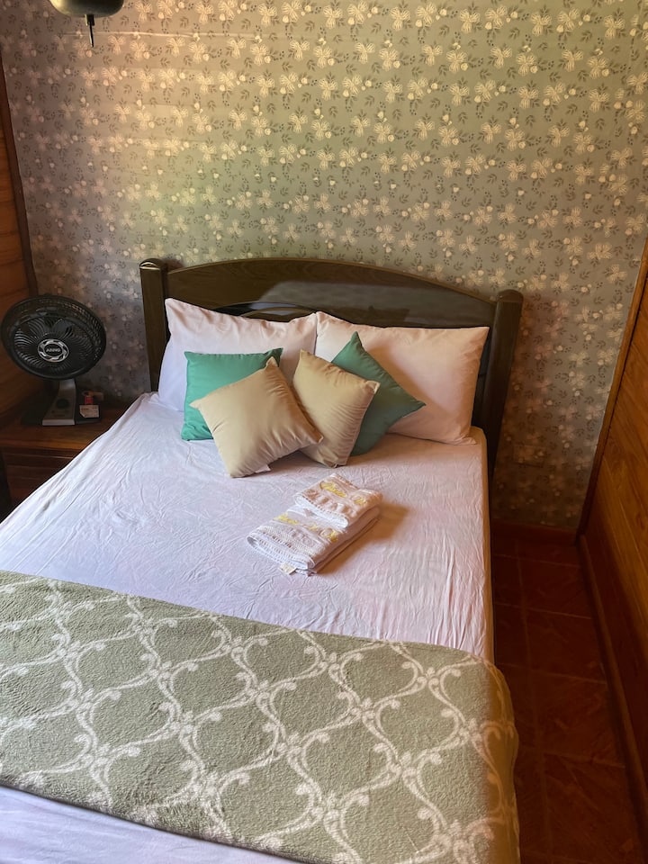 ห้องนอนในบ้านไม้เตียงคู่และเตียงสองชั้น 