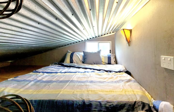 Echa un vistazo a nuestro loft súper genial. Perfecto para dos niños o un adulto. A los niños les encanta. ¡Es una aventura para ellos! Ten en cuenta que el espacio para la cabeza es bajo, por lo que es más adecuado para niños, pero los adultos han dormido allí sin problemas. 