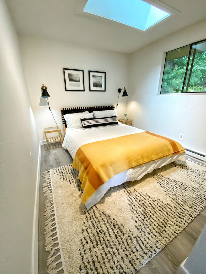 Третата спална соба има душек со гравитација и прекрасен поглед кон шумата зад неа. Прозорец кон таванот, совршен за гледање ѕвезди во текот на ноќта.