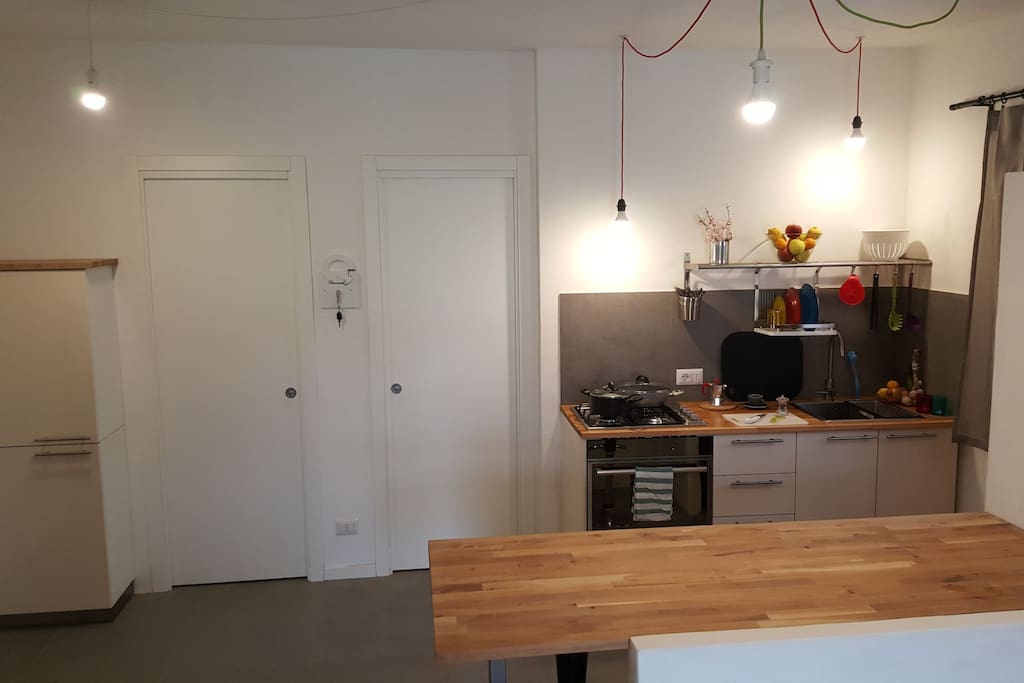 zona cucina e ingresso bagno e camera