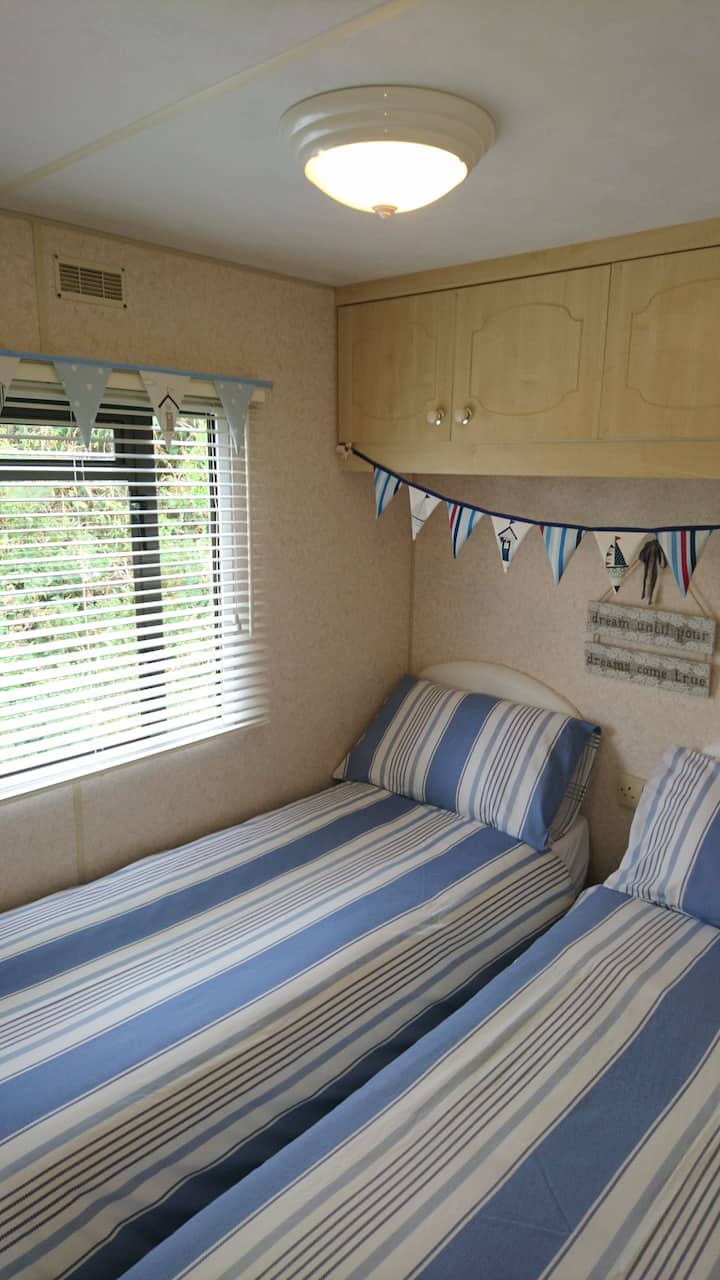 سريران منفردان، يمكن دمجهما معًا، وخزانات ملابس مثبتة وخزانة ملابس