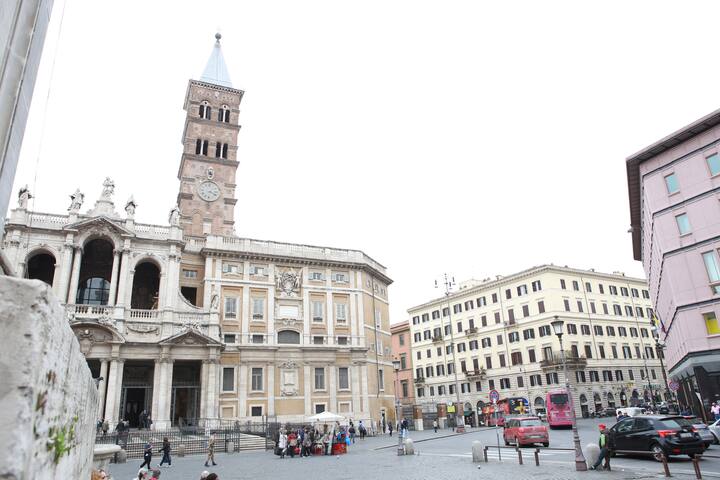 Enjoy apartment luxury in Rome gallery image 3