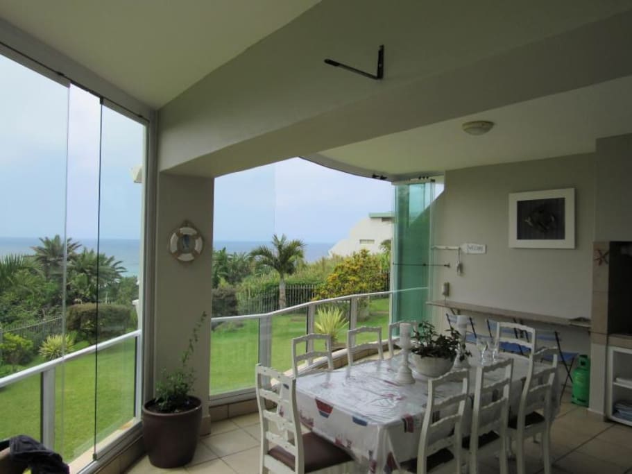Gas braai, lovely entertainment area, whale watching, frameless windows are able to close on bad weather days