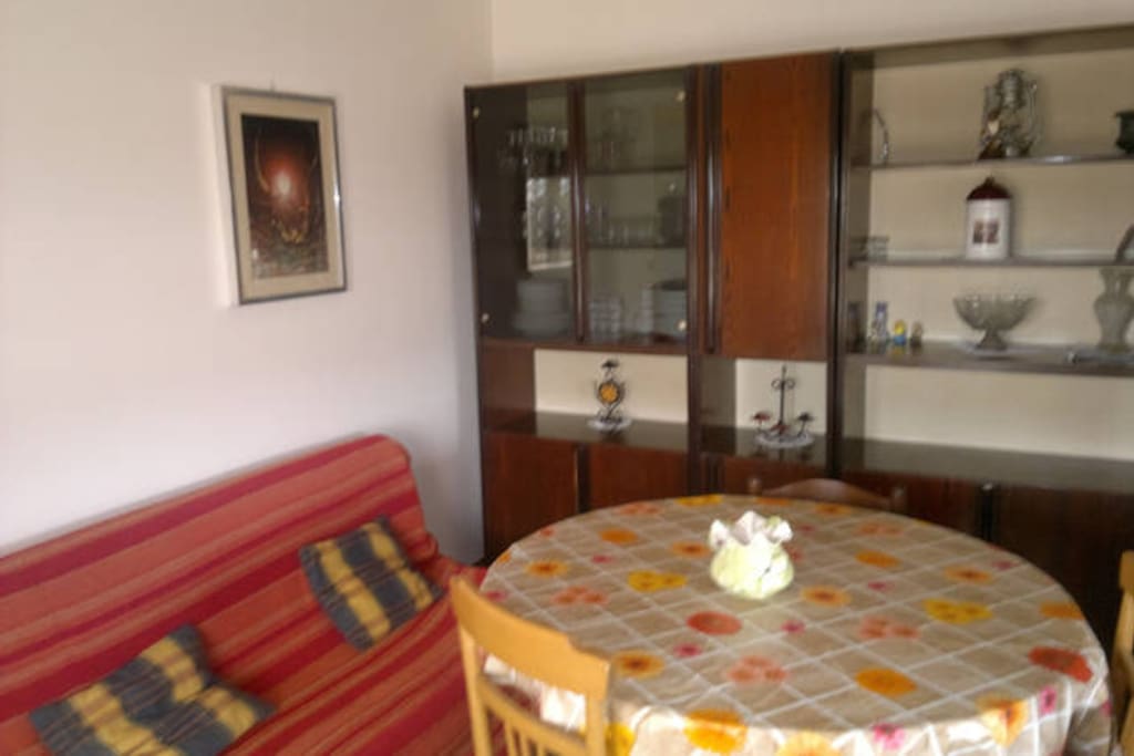 Sala, con divano letto e TV
Dining room