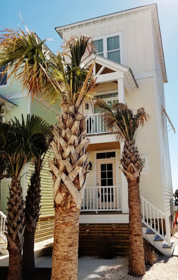 Ocean views,3 minute walk to beach,bars &breakfast Houses for Rent in