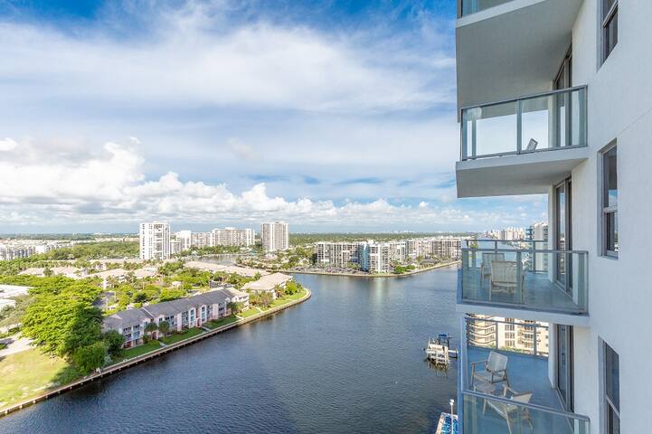Gorgeous Bay+City View 3 Bedroom /2 Bath Condo! gallery image 3