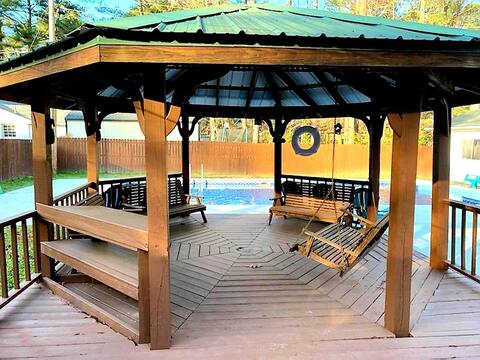 Pool & hot tub! Wi-Fi, game room, EV Charger Lvl 2